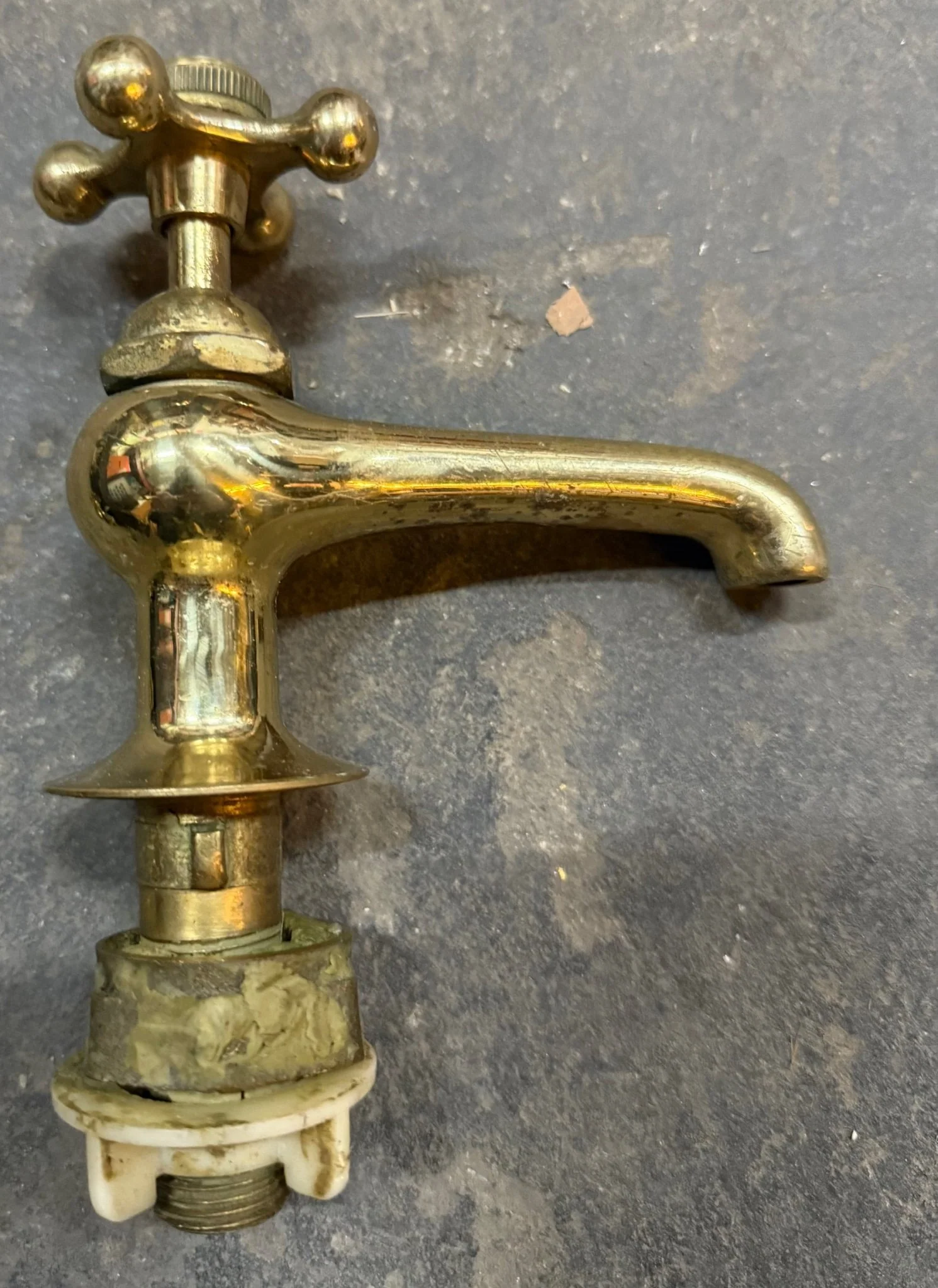 Antique Brass Faucet Bathroom Sink - Image 4