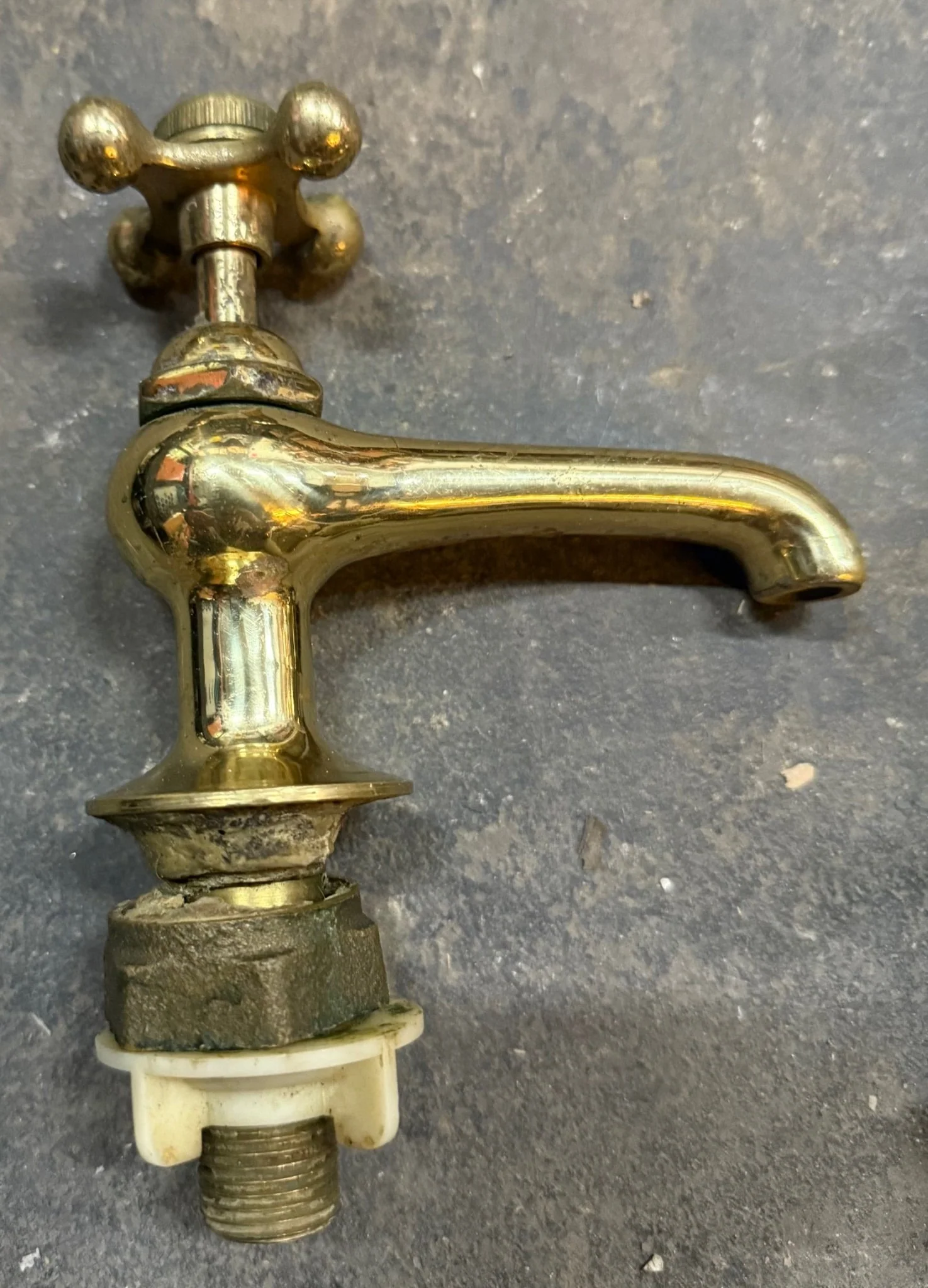Antique Brass Faucet Bathroom Sink - Image 5