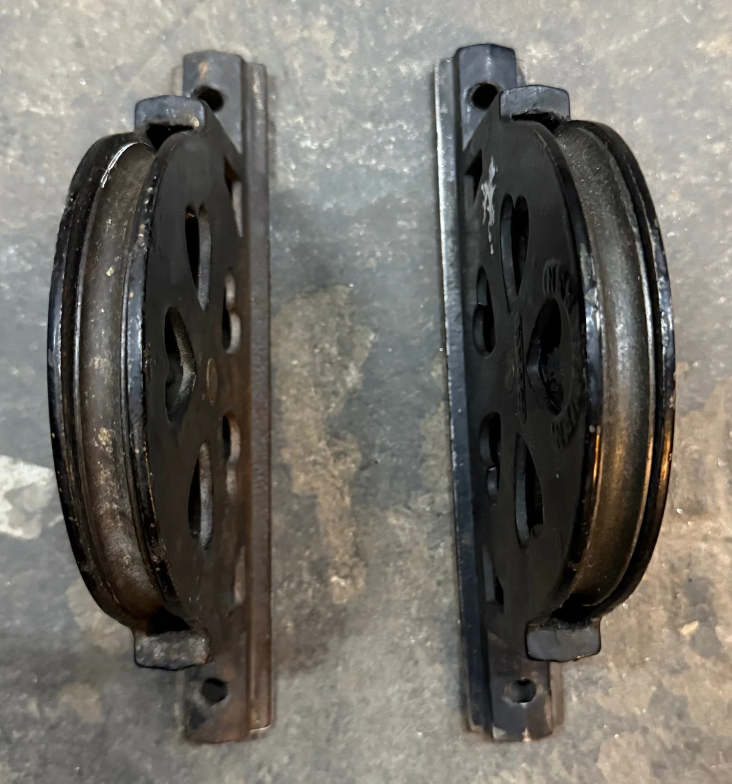 Pair of Vintage Recessed Pulley D.M. & Co. Window Dumbwaiter - Image 2
